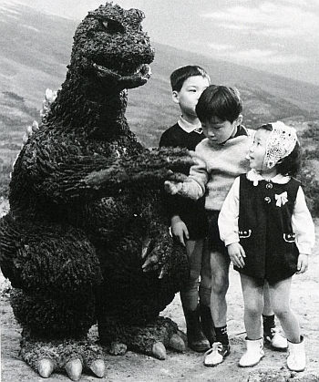 Illustration for article titled Behind-the-scenes Godzilla photos were charming, absolutely ridiculous